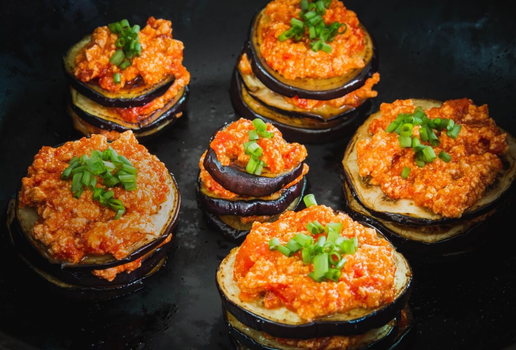 Berinjela assada com pasta de tofu (Imagem: Leonardo Eichinger | Shutterstock)