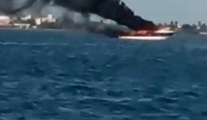 Barco pegou fogo a cerca de 400 metros da praia