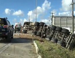 Tombamento carreta br101