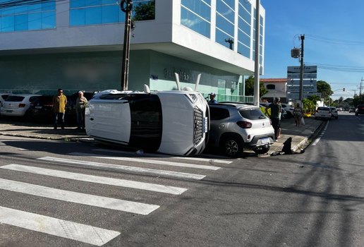 Carro ficou virado após colisão, em João Pessoa