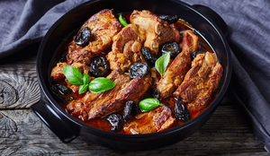 Costela suína com ameixa seca (Imagem: from my point of view
| Shutterstock)