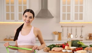 A escolha de alimentos e bebidas tem impacto direto na perda de gordura abdominal (Imagem: New Africa | Shutterstock)