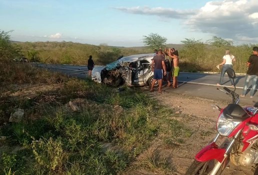 Colisão entre carro e carreta deixa um morto e feridos na Paraíba