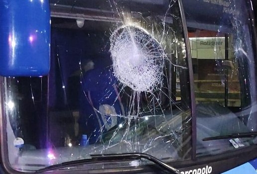 Ônibus do Campinense danificado após ataques de time rival.