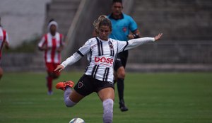 Jéssica chuta para o gol, em final do Campeonato Paraibano