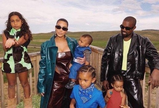 Kim e Kanye West com os filhos 600x400