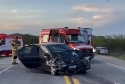 Colisão frontal entre veículos deixa três mortos e feridos na PB