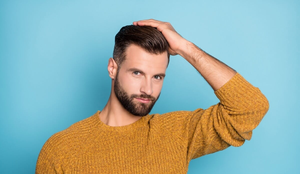 Os homens estão cada vez mais preocupados com a aparência e com os cuidados com o cabelo (Imagem: Roman Samborskyi | Shutterstock)