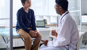 O quadro de torção testicular é mais frequente em crianças e adolescentes, especialmente até a puberdade, e requer intervenção médica (Imagem: Media_Photos | Shutterstock)