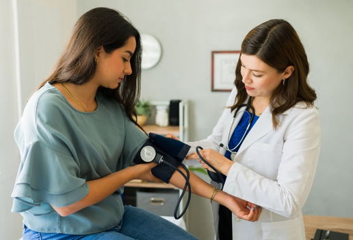 A hipertensão tem sido diagnosticada cada vez mais cedo, principalmente em pessoas com menos de 40 anos (Imagem: antoniodiaz | Shutterstock)