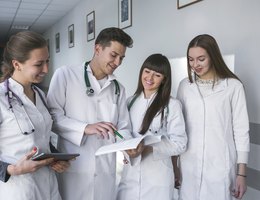 Medicos masculinos e femininos com papeis