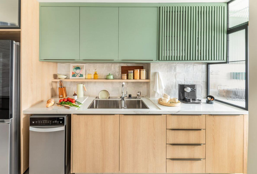 Uma porta de armário bem escolhida faz diferença nos projetos (Projeto: BMA Studio | Imagem: Guilherme Pucci)