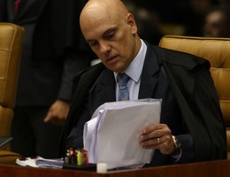 Bolsonaro formaliza pedido de impeachment de Alexandre de Moraes