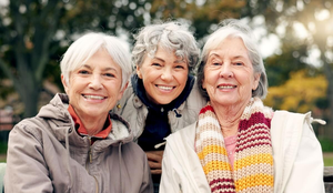 Os amigos são essenciais para a saúde mental dos idosos (Imagem: PeopleImages.com - Yuri A | Shutterstock)