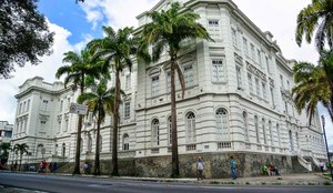 Paço Municipal, em frente à Praça Pedro Américo, no Centro