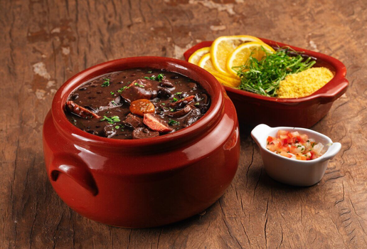 Feijoada vegana com linguiça vegetal (Imagem: Igor Vilela Rotundo | Shutterstock)
