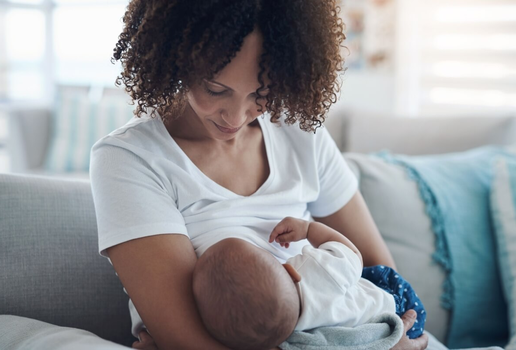 A anquiloglossia pode dificultar a amamentação (Imagem: PeopleImages.com - Yuri A | Shutterstock)
