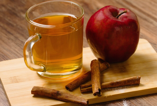 Chá de maçã com canela (Imagem: Nannycz | Shutterstock)