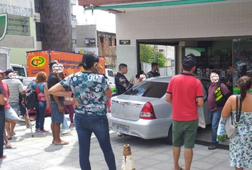 Homem perde o controle e invade loja em Campina Grande