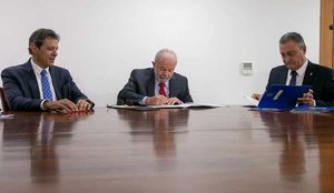 O ministro da Fazenda, Fernando Haddad, o presidente Lula e o ministro da Casa Civil, Rui Costa