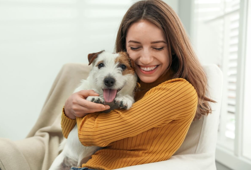 Com os cuidados certos, é possível prevenir crises alérgicas causadas por por animais de estimação (Imagem: New Africa | Shutterstock)