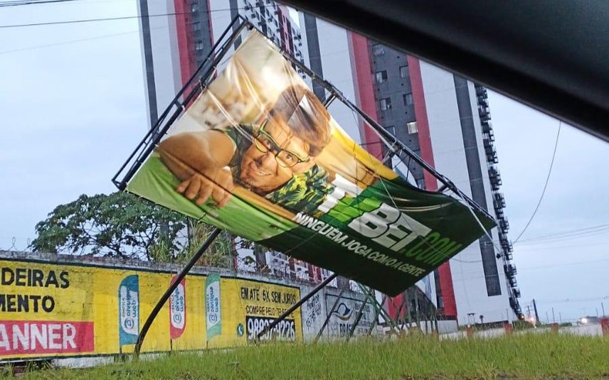 Placa de propaganda derrubada por chuvas e ventos na Avenida Dom Pedro II