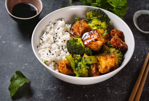 Tofu grelhado com brócolis ao molho asiático (Imagem: Kattecat | Shutterstock)