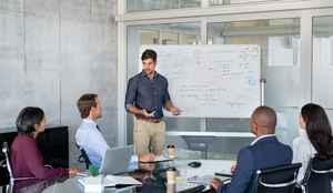 A prática e o conhecimento sobre o assunto tornam a comunicação em público mais fácil  (Imagem: Ground Picture | Shutterstock)