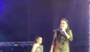 A dupla Maraia e Maraisa durante show em Camboriú (SC)