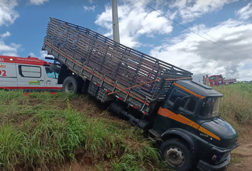 Segue grave menina atropelada por caminhão ao descer de ônibus escolar na PB