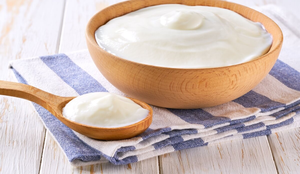 O iogurte natural é rico em nutrientes essenciais (Imagem: itor | Shutterstock)