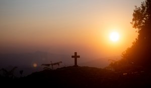Conceito de ressurreicao crucificacao de jesus cristo cruz ao por do sol