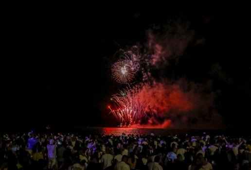 Celebração e queima de fogos marcam virada do ano na orla de João Pessoa