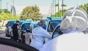 Enfermeiros durante campanha de vacinação, em João Pessoa.