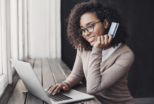 Golpes no ambiente online aumentam durante as datas comemorativas (Imagem: Kite_rin | Shutterstock)