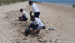 Manchas de óleo foram encontradas em praias de Cabedelo.