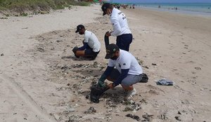 Manchas de óleo foram encontradas em praias de Cabedelo.