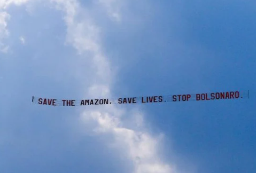 Avião é usado em protesto contra Bolsonaro em Nova York; veja