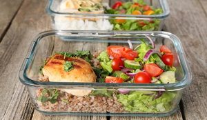 Frango grelhado com salada e trigo-sarraceno (Imagem: New África | Shutterstock)