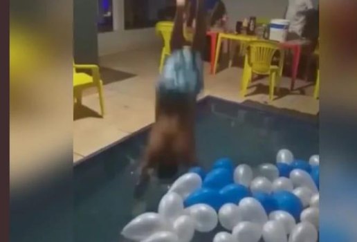 Jovem bateu a cabeça no fundo da piscina