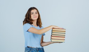 Jovem segurando livros