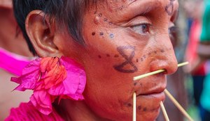 Povos Yanomami - indígenas que vivem na Floresta Amazônica.