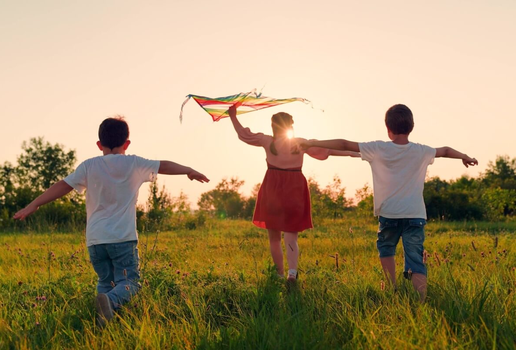 A adultização tem impacto direto no desenvolvimento das crianças (Imagem: Zoteva | Shutterstock)