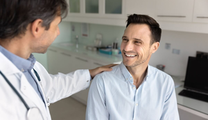 Ajustes na rotina dos pais podem contribuir para uma melhor qualidade de vida (Imagem: fizkes | Shutterstock)