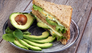 Sanduíche natural de abacate com ovo (Imagem: beats1 | Shutterstock)