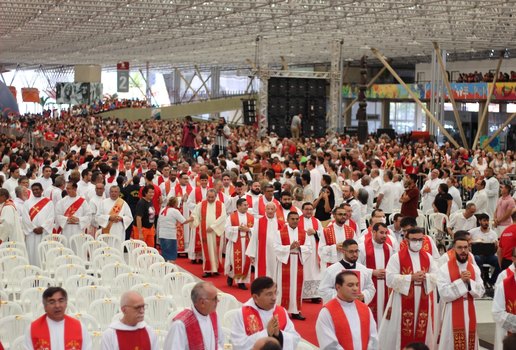 Missa de Pentecostes carrega multidão, em João Pessoa