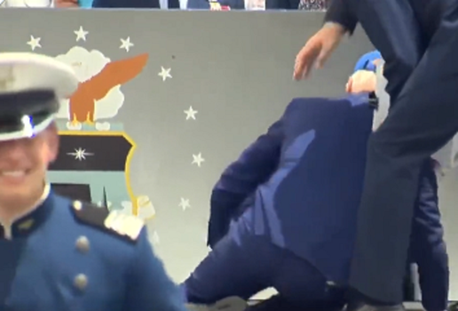 Joe Biden tropeça e cai durante formatura da Força Aérea dos EUA; veja