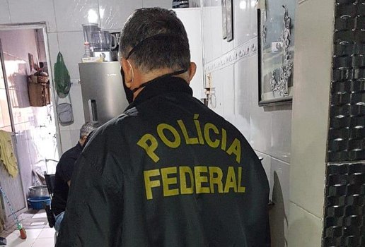 Agentes cumpriram dois mandados em endereços do município