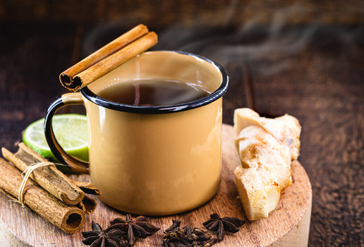 Quentão de cachaça (Imagem: RHJPhtotos | Shutterstock)