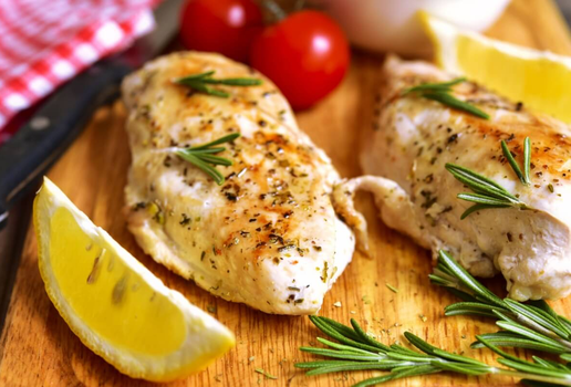 Frango grelhado com limão e alecrim (Imagem: Liliya Kandrashevich | Shutterstock)